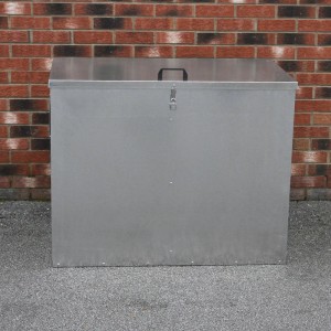 Verzinkter Monstershop Futterbehälter mit 2 Fächern zur Lagerung im Garten.