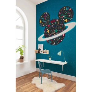 Kinderzimmer mit Vliesfototapete: Planet Mickey im Weltraum-Design an blauer Wand.