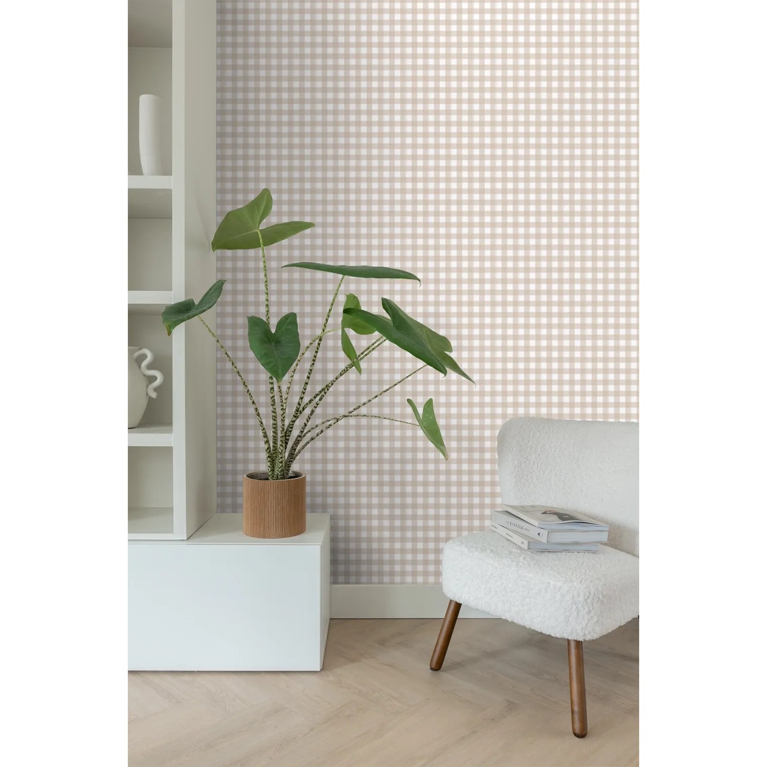 ESTAhome Vliestapete mit beigem Karomuster an einer Wand. Dekorative Tapete für stilvolle Raumgestaltung.
