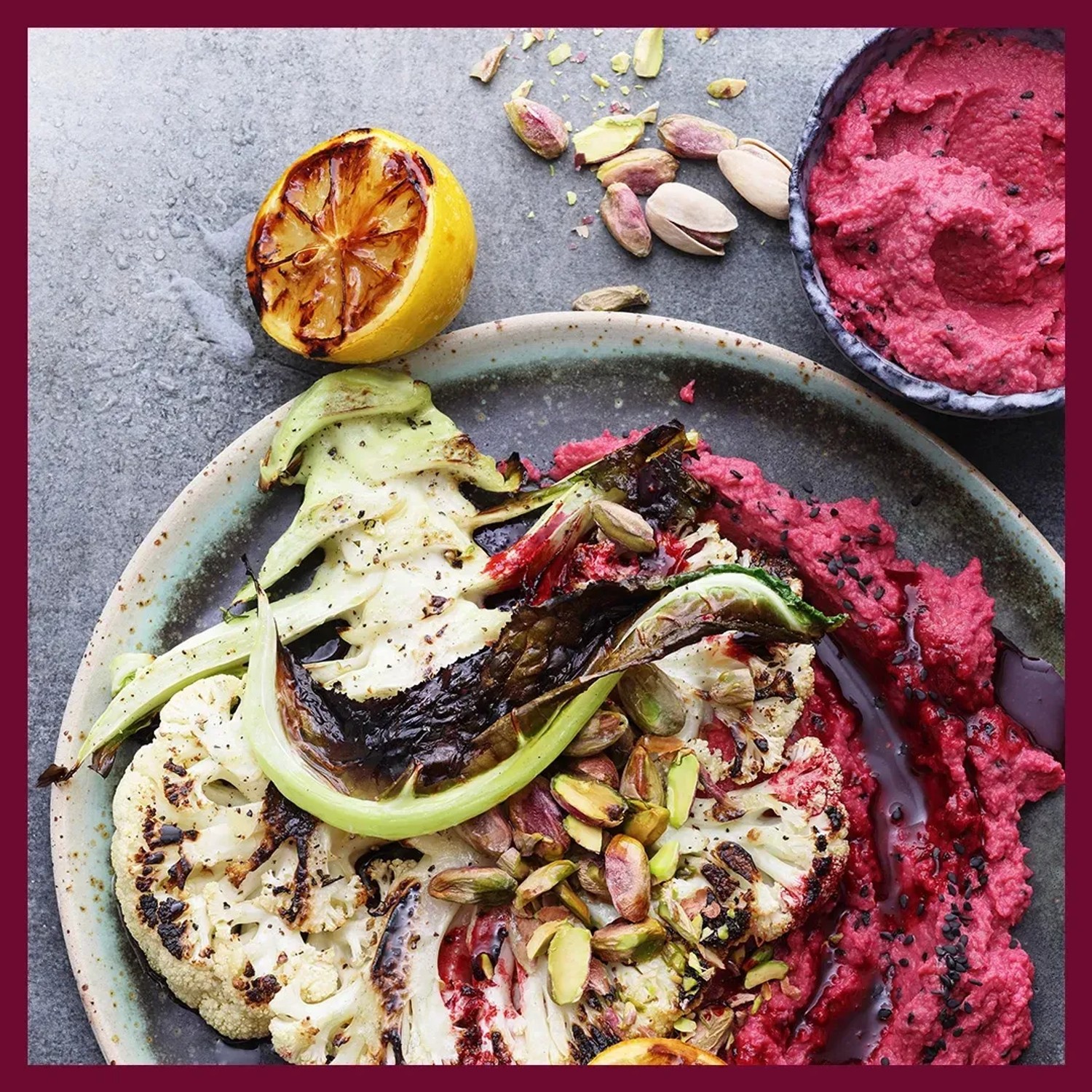 Grillrezept aus dem Weber Buch Ultimate Heat: Gegrillter Blumenkohl mit Rote Bete Dip und Zitrone.