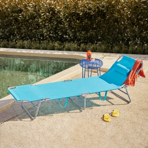 Blaue SoBuy Gartenliege OGS35-B mit Seitentasche, klappbar, vor Pool und Grün.