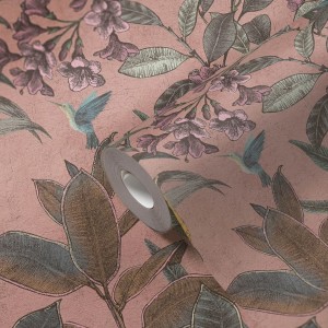 Matt-rosa Dschungel Tapete mit Vogel-, Blumen- und Kolibri-Motiven der Marke PROFHOME.