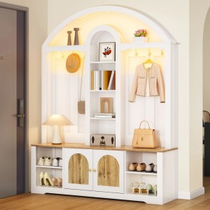 Weißer Garderobenschrank mit Schuhregal, Haken und Ablagen für den Flur. Modernes Design mit geschwungenen Formen.