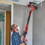 Einhell Trockenbauschleifer TC-DW 225 X im Einsatz an einer Decke. Schleifmaschine mit Teleskopstiel.