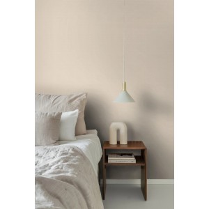 Schlafzimmer mit ESTAhome Leinentapete in Sandbeige, dezente Struktur, gemütliche Atmosphäre.