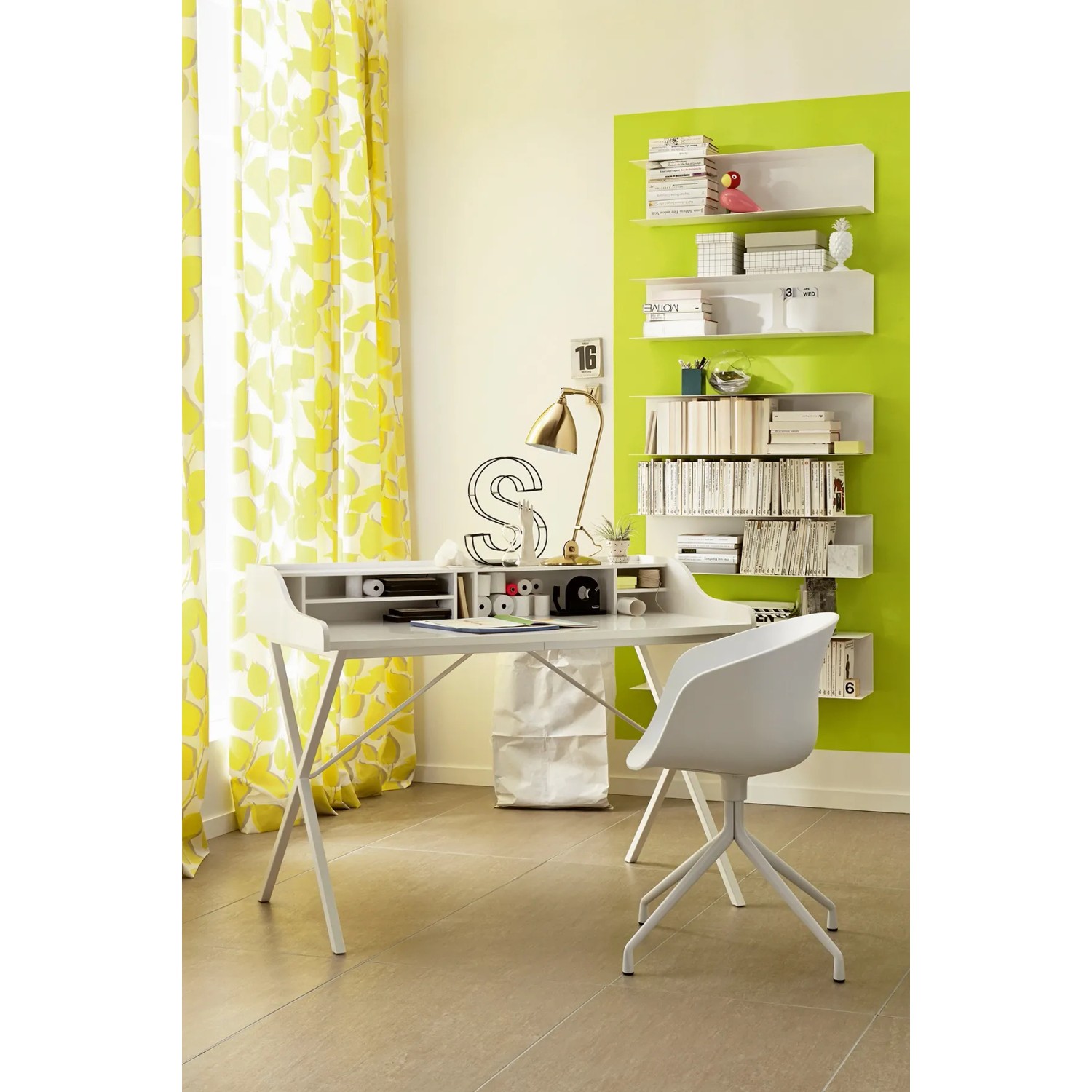 Wohnraum mit Wandfarbe in Schöner Wohnen Trendfarbe Fresh, matt, 2,5l. Frisches Grün an der Wand.