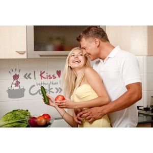 Szene mit Komar Deko-Sticker "I Kiss Better Than" in Küche mit Paar.