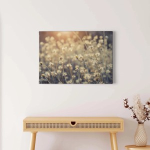 Leinwandbild mit Blumenwiese im Landhausstil, beige. Wanddekoration für Wohnräume.