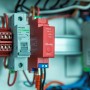 Rotes Shelly Relaismodul Pro 1PM (1 Kanal, 16 A) im Schaltschrank mit Verkabelung.