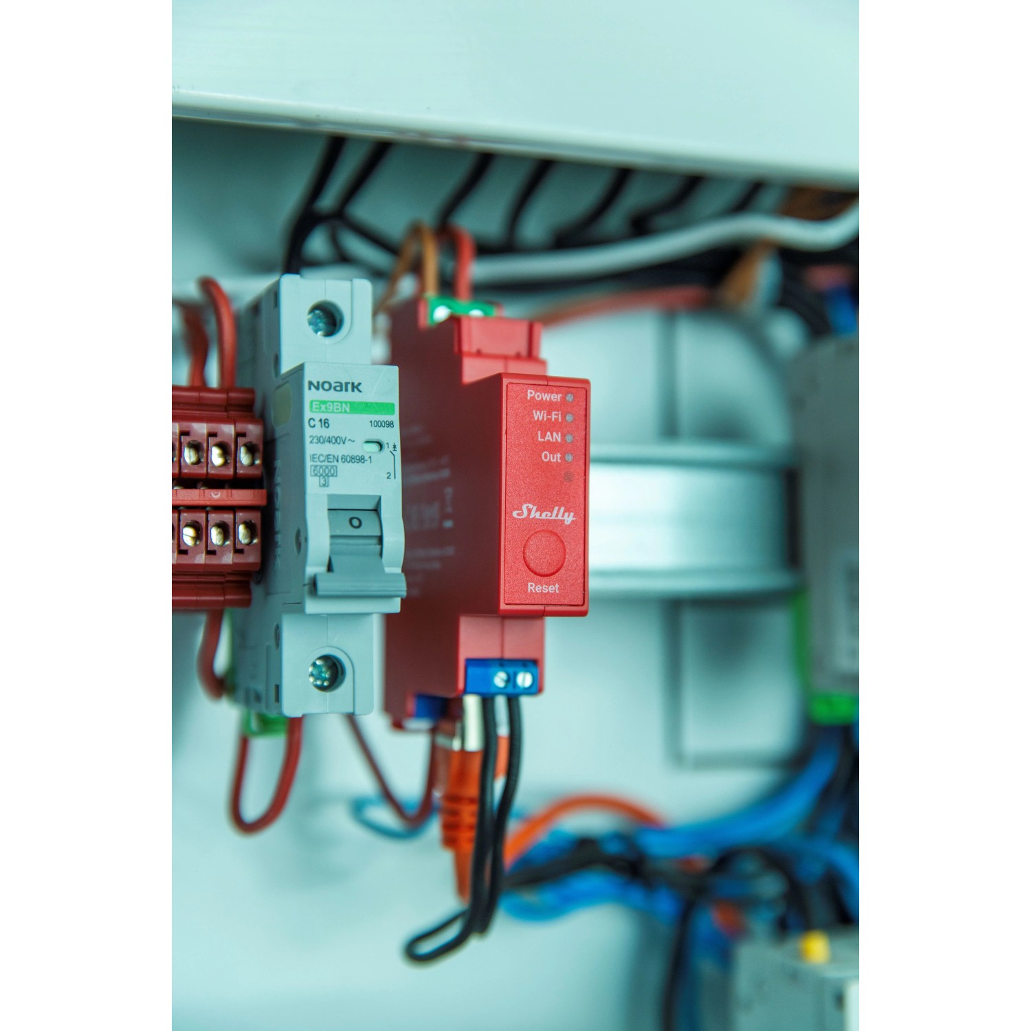 Rotes Shelly Relaismodul Pro 1PM (1 Kanal, 16 A) im Schaltschrank mit Verkabelung.