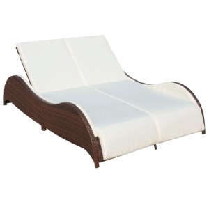 Braune vidaXL Doppel-Sonnenliege aus Rattan mit cremeweißen Auflagen für Garten oder Terrasse.