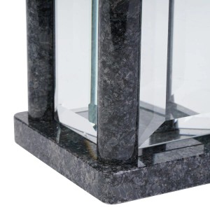Detailansicht der KOKA Grablampe aus Granit Steel Grey, viereckig und gerundet.