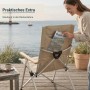 Beiger osoltus Faltsessel mit Holzlehnen, Aluminiumgestell und Staufach. Frau verstaut Magazin im Campingstuhl.