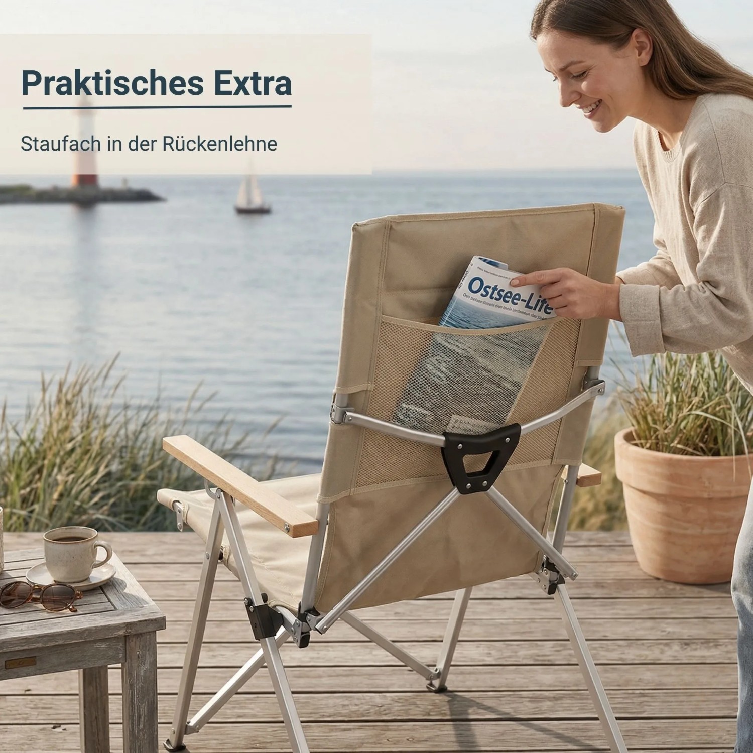Beiger osoltus Faltsessel mit Holzlehnen, Aluminiumgestell und Staufach. Frau verstaut Magazin im Campingstuhl.
