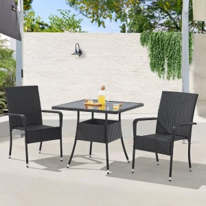 Quadratischer, schwarzer Polyrattan Gartentisch Yoro (80x80 cm) mit zwei Stühlen und Getränken.