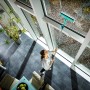 Frau reinigt Fenster mit Leifheit Fensterwischer Window & Frame Cleaner L.