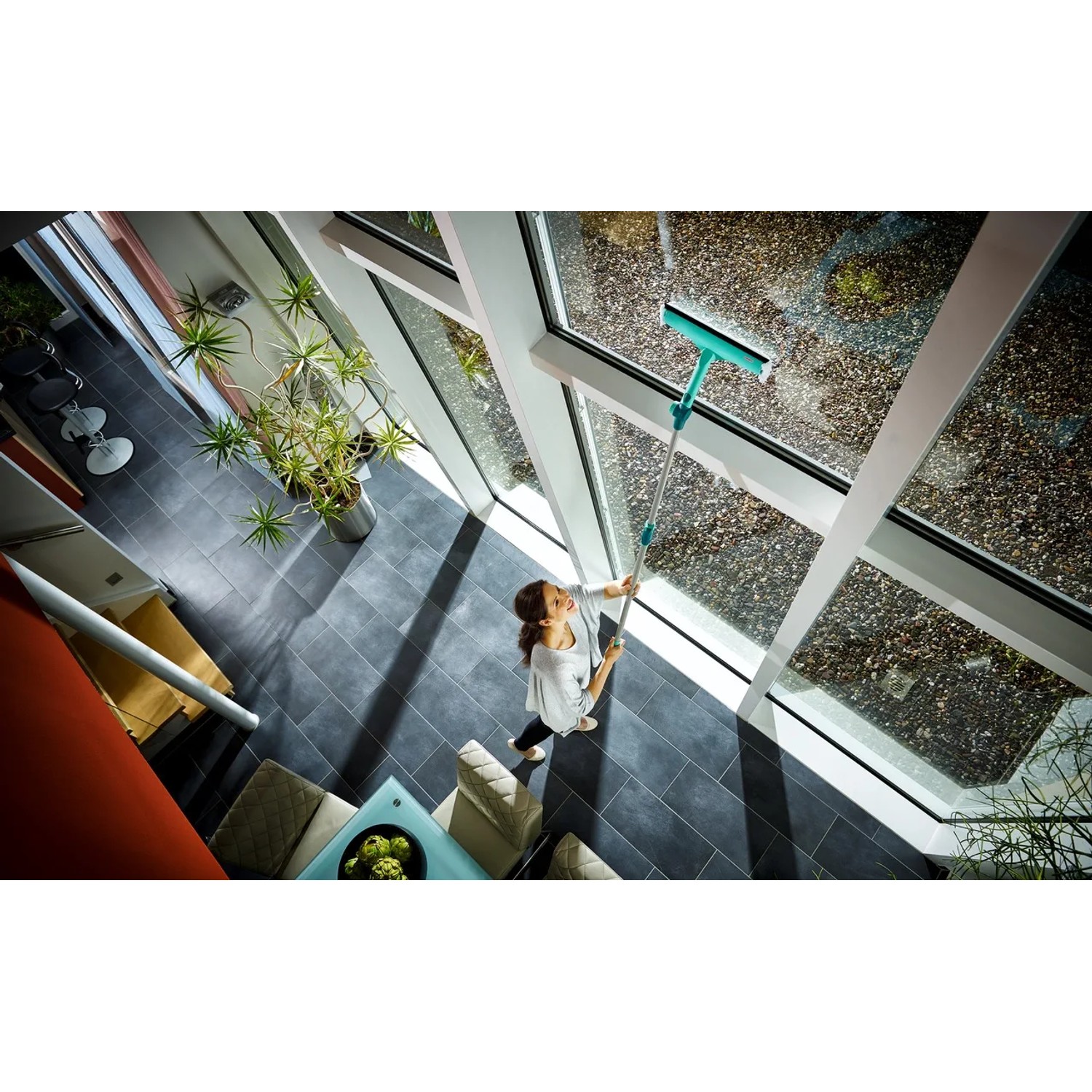 Frau reinigt Fenster mit Leifheit Fensterwischer Window & Frame Cleaner L.