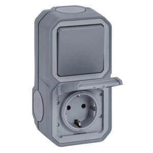Graue Legrand Plexo Steckdose mit Wechselschalter, IP44. Robustes Feuchtraum Schalterprogramm für Außenbereiche.