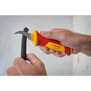 Bosch Abmantelungsmesser Pro VDE (200mm) beim Abmanteln eines Kabels.