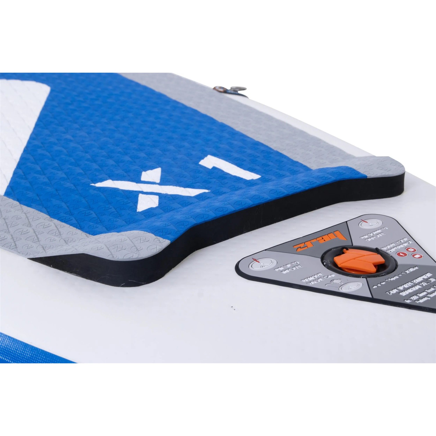 Detailaufnahme: Blaues ZRAY Stand Up Paddle Board (SUP) mit rutschfestem Deck und Pumpe.
