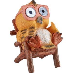 Brauner Solar LED Vogel mit Brille auf Holzstuhl, 8x11x15cm. Deko für Garten und Balkon.