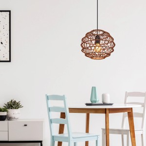 Braune Globo Hängeleuchte Senni, Ø 29 cm, im Raum. Moderne Pendelleuchte mit geflochtenem Lampenschirm.