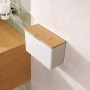 Weiße Tesa Baboo Aufbewahrungsbox X-Large mit Bambusdeckel an Badezimmerwand.