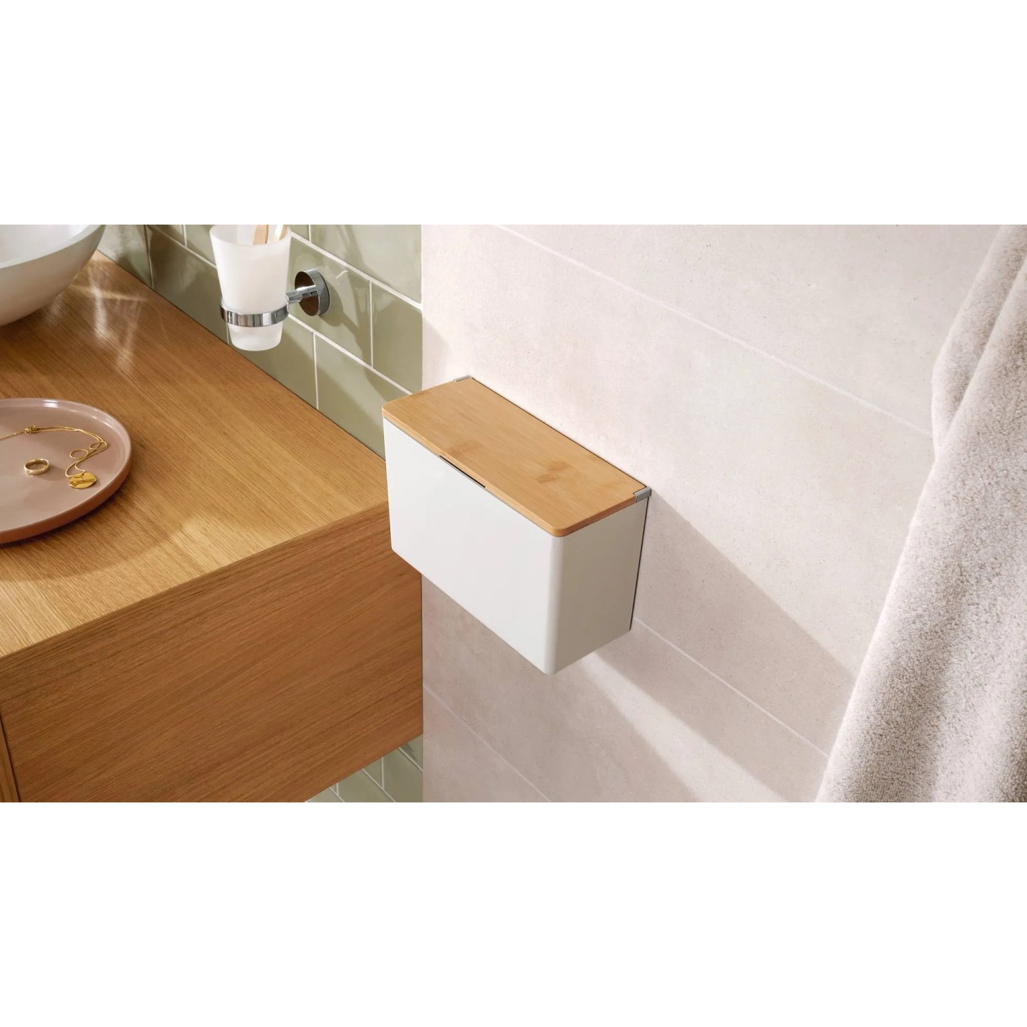 Weiße Tesa Baboo Aufbewahrungsbox X-Large mit Bambusdeckel an Badezimmerwand.