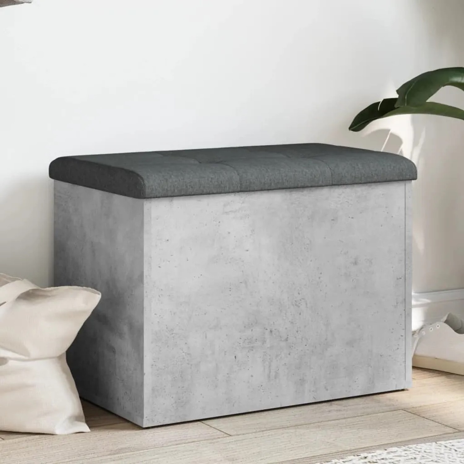 Betongraue Sitzbank mit Stauraum und dunklem Polsterkissen. Möbel für Flur oder Wohnzimmer.