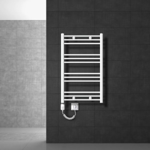 Weißer LuxeBath Badheizkörper elektrisch, 600x800 mm, mit Heizstab an dunkler Wand.