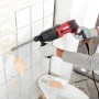 Skil Bohrhammer 1770GA in Aktion beim Entfernen von Fliesen im Badezimmer.