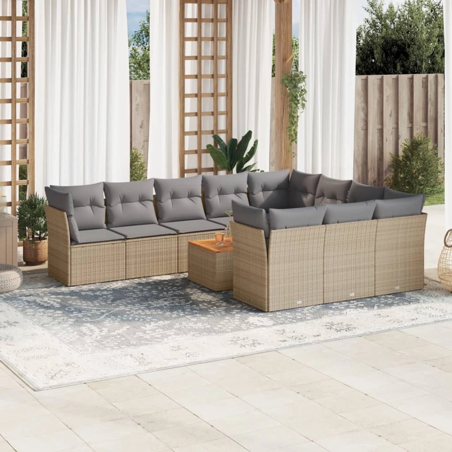 11-tlg. Garten-Sofagarnitur aus Poly Rattan in Beige mit grauen Kissen und Tisch.