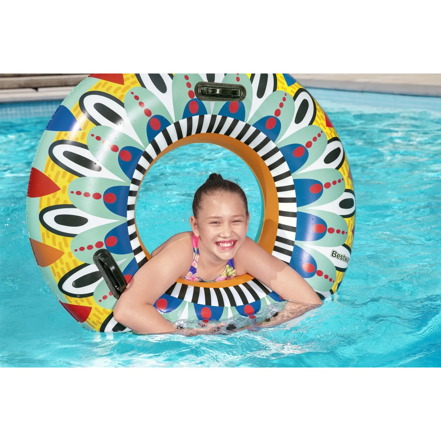 Bestway Schwimmring Flirty Fiesta (Ø 94 cm) mit farbenfrohem Muster im Pool.