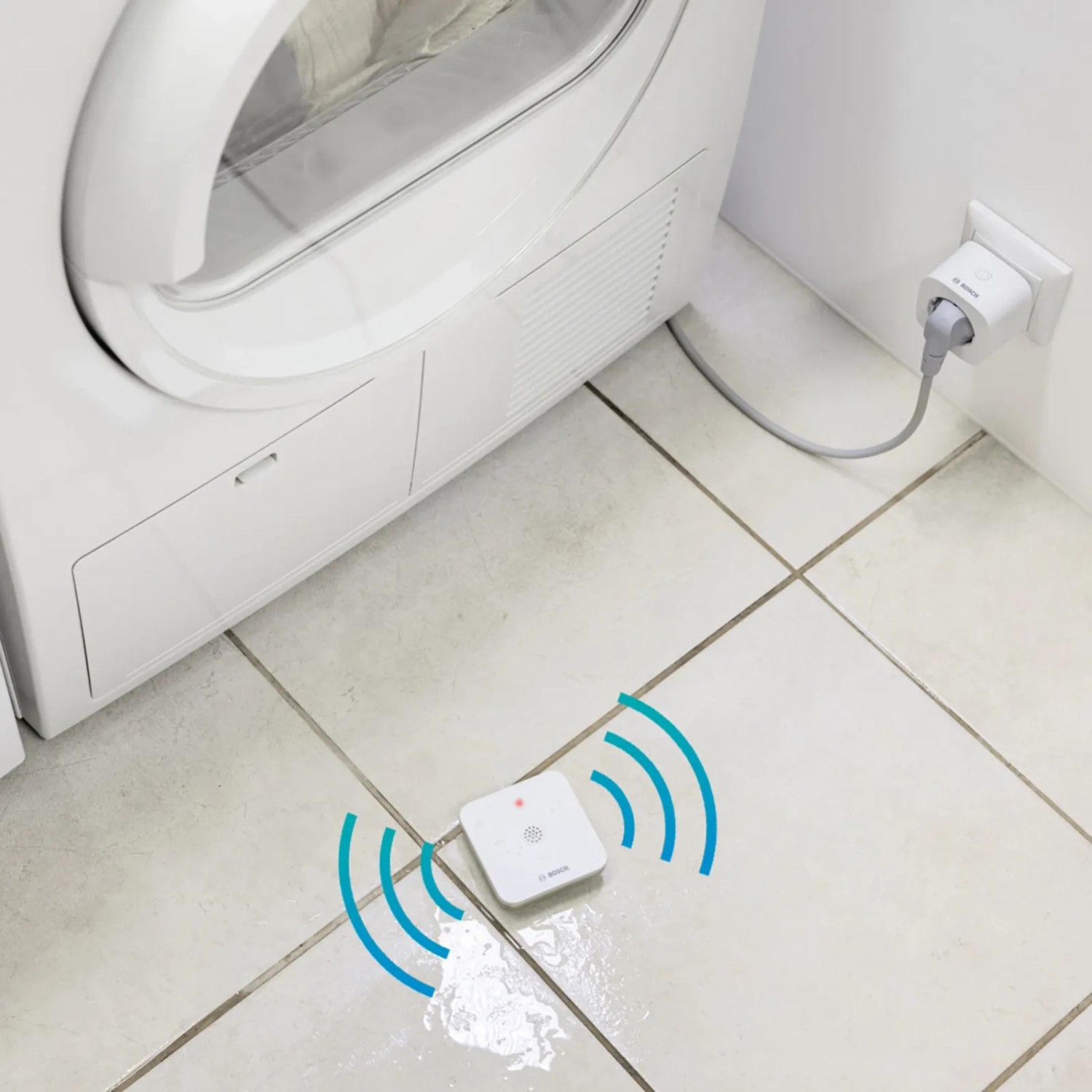 Bosch Smart Home Wassermelder BWA-1 erkennt Wasseraustritt neben Waschmaschine.
