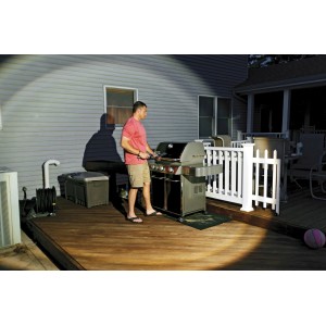 Mann grillt im Licht von Mr. Beams LED-Außenstrahlern mit Bewegungsmelder (2er-Pack).