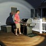 Mann grillt im Licht von Mr. Beams LED-Außenstrahlern mit Bewegungsmelder (2er-Pack).