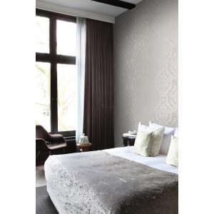 Schlafzimmer mit Ornament Tapete in Taupe von Origin Wallcoverings, klassisch und elegant.