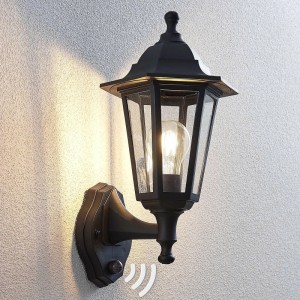 Schwarze Lindby Außenwandleuchte Nane mit Bewegungsmelder im Retro-Design. Spritzwassergeschützt.