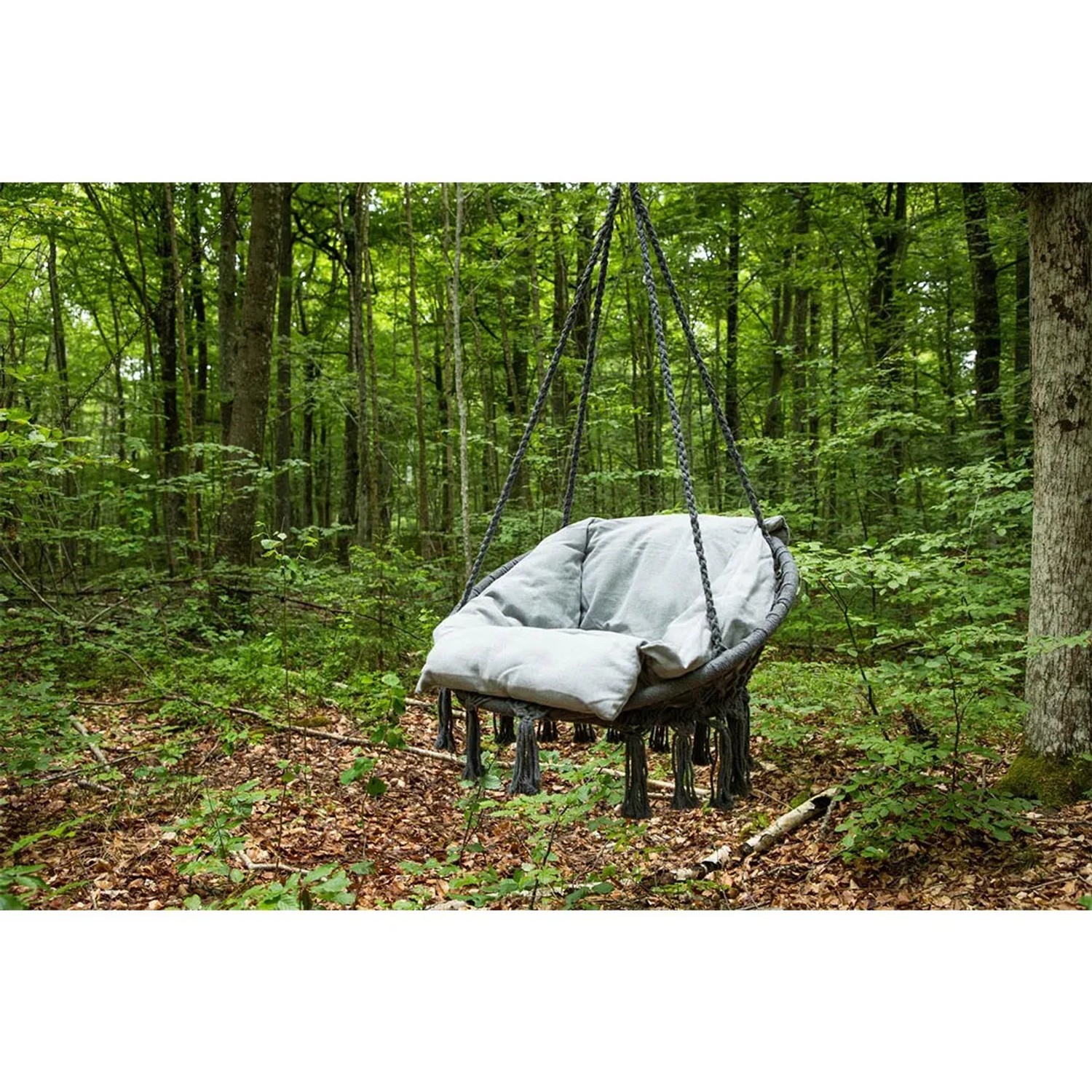 Hängender, grauer Hamtic Gartenstuhl mit Kissen von ebuy24 im Wald.