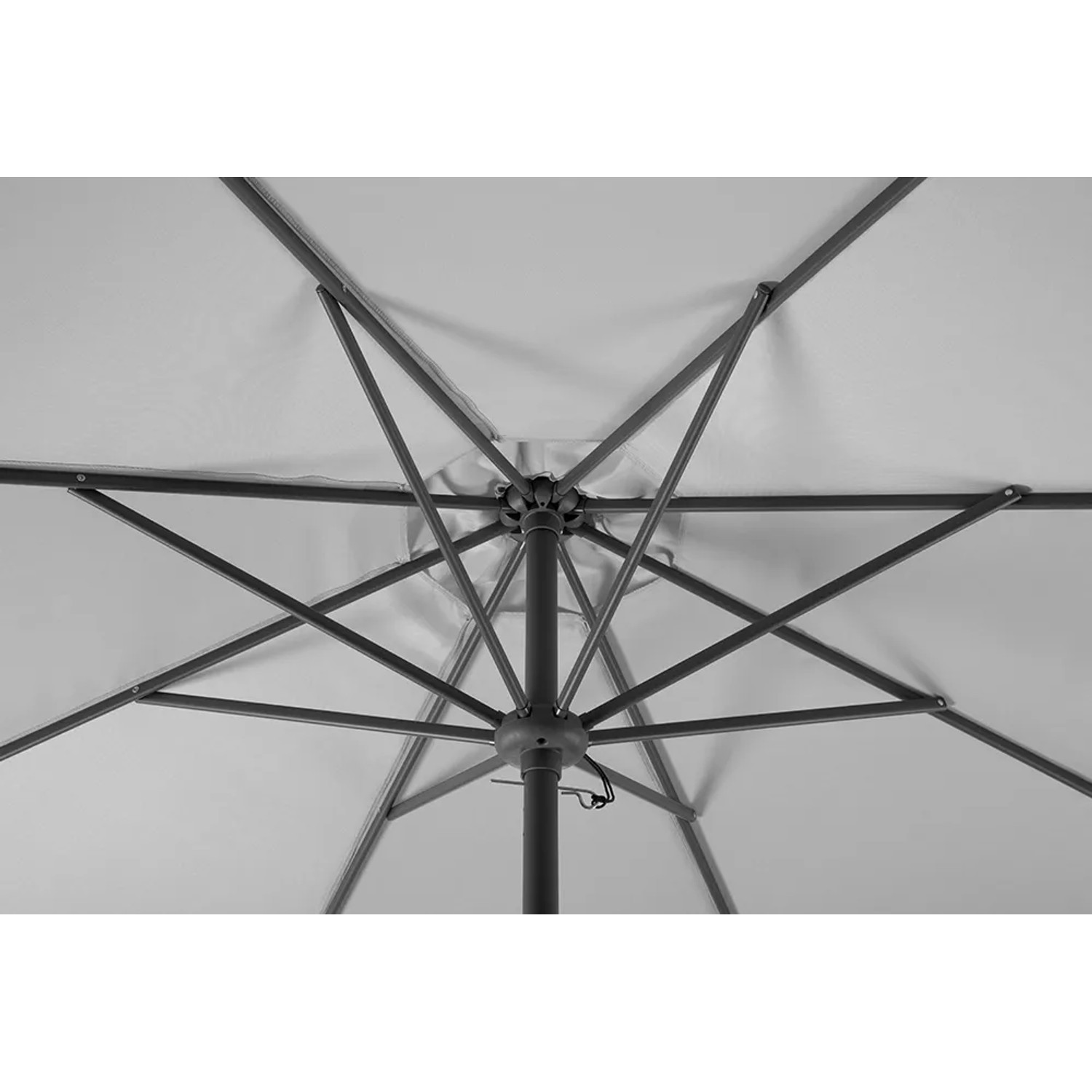 Detailaufnahme des silbergrauen Schneider Marktschirms (Ø 270 cm) mit Kurbelmechanik von unten.