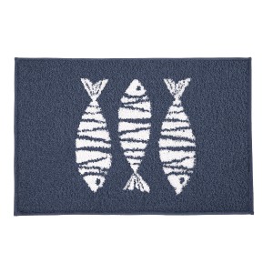 Blauer Kleine Wolke Badteppich Fish (50x60 cm) mit drei weißen, stilisierten Fischen.
