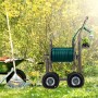 Brauner Relaxdays Gartenschlauchwagen aus Metall mit 4 Lufträdern, Kurbel und aufgewickeltem grünem Schlauch im Garten.