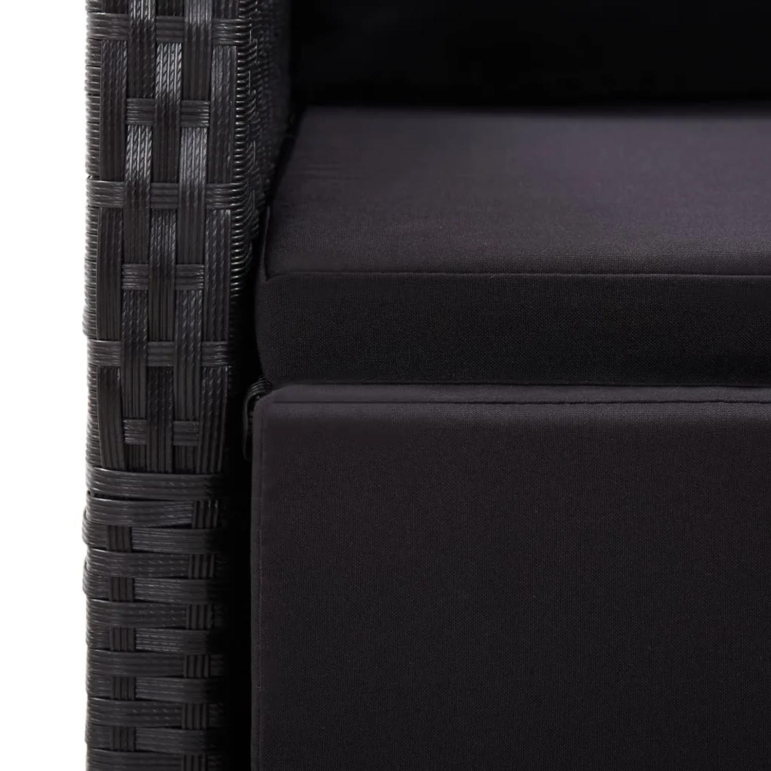 Detailansicht: Schwarzer Poly Rattan Gartensessel mit Kissen aus der vidaXL Essgruppe.