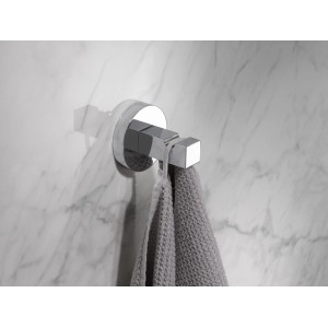 Verchromter Keuco Handtuchhaken Edition 90 mit Handtuch an Marmorwand.