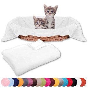 Weiße Bestlivings Katzendecke Mikrofaser (80x120cm) mit Katzen im Korb.