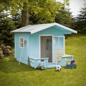 Blaues Plus A/S Spielhaus mit Terrasse im Garten. Gartenhaus aus Holz mit Fenster und Tür.
