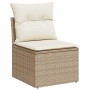 Beige Garten-Sofagarnitur: Rattan-Sessel mit cremefarbenen Kissen.