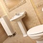 Kerra Retro Stand WC Toilette aus weisser Keramik mit Softclosing Sitz im Vintage Badambiente mit Waschtisch.