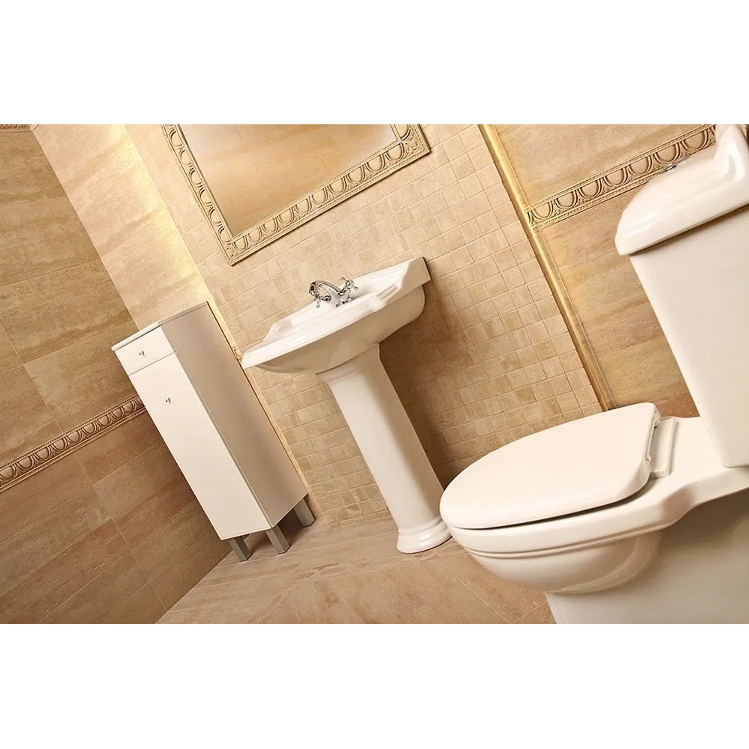 Kerra Retro Stand WC Toilette aus weisser Keramik mit Softclosing Sitz im Vintage Badambiente mit Waschtisch.