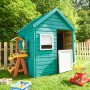 Grünes Soulet Kinderspielhaus Marina mit Fenster, halber Tür und Spielzeug auf einer grünen Wiese.